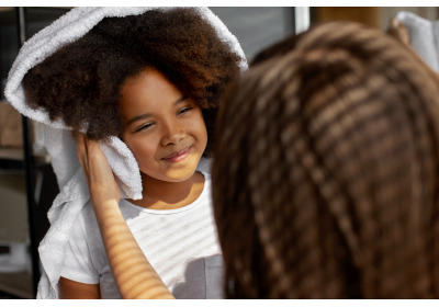Aider son enfant à aimer ses cheveux crépus 