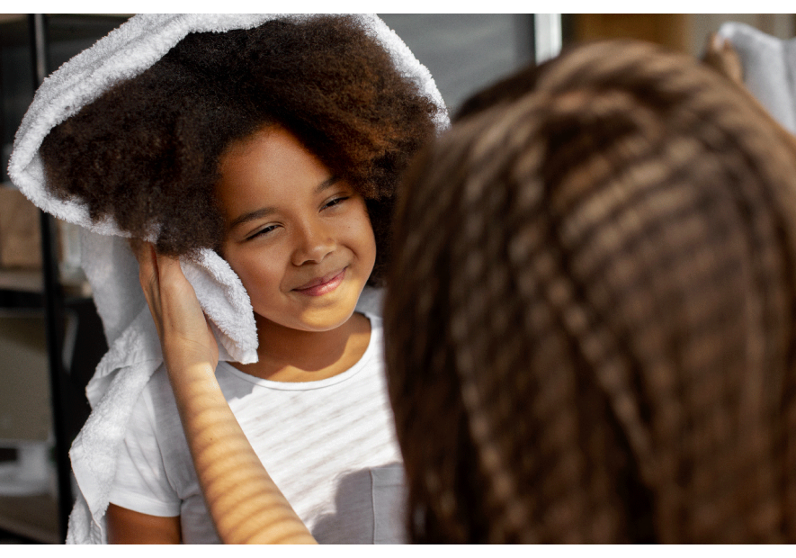 Aider son enfant à aimer ses cheveux crépus 